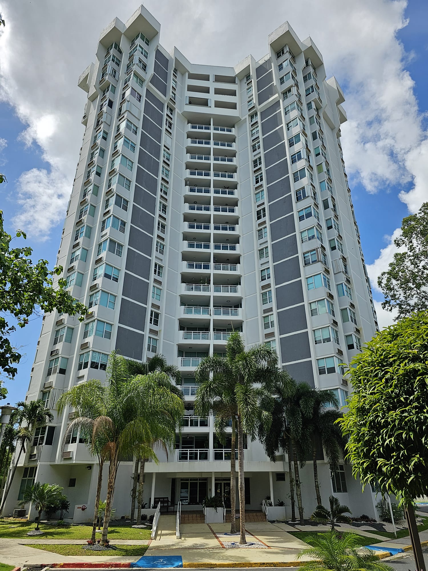 Cond. Regency Park