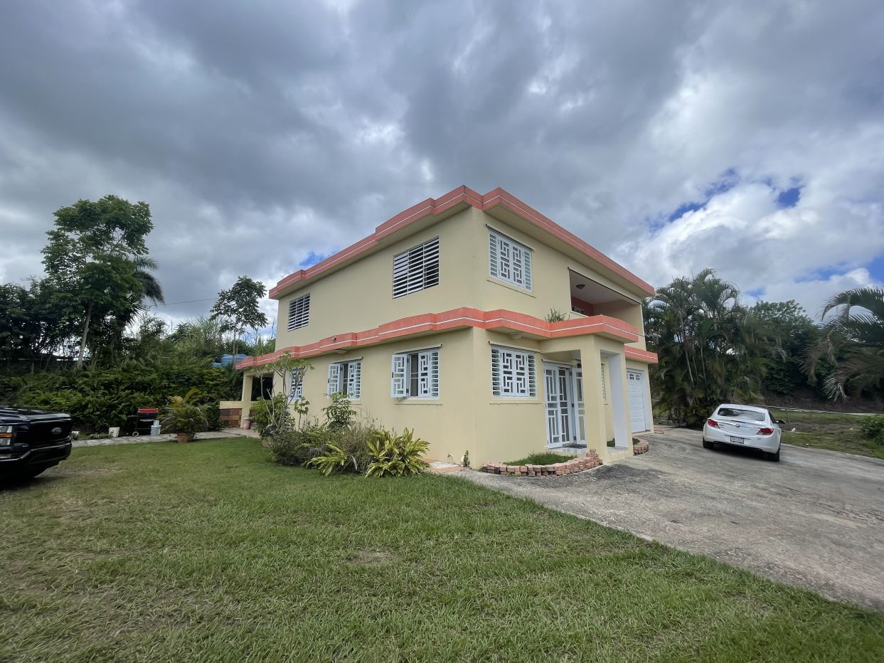 Mountain Paradise Awaits: Stunning Hilltop Retreat with Panoramic Views in Cidra