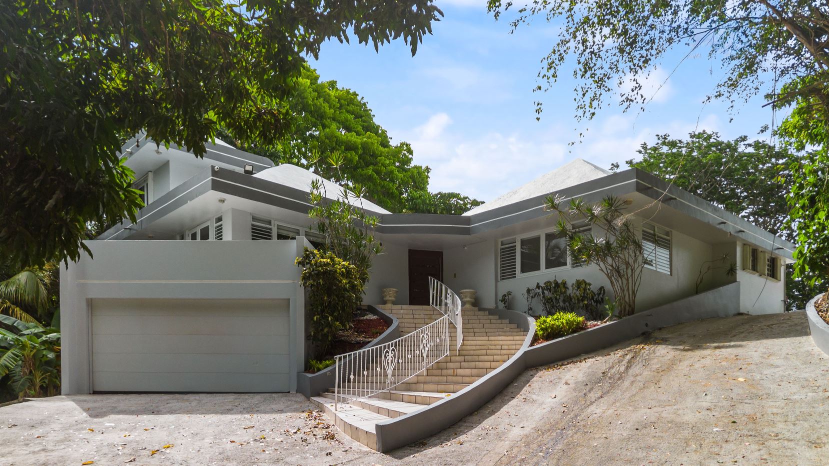 Exclusive residence for sale in the prestigious Sunset Hills community in Guaynabo PR.